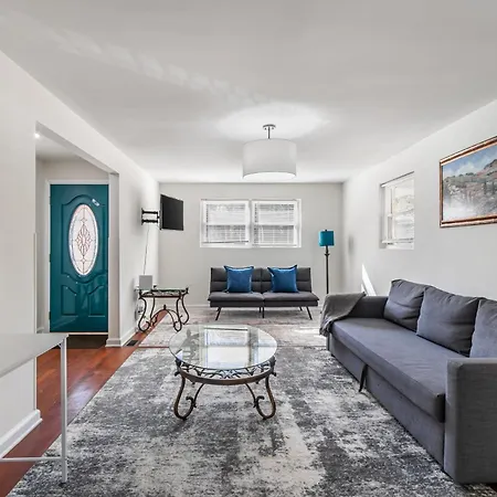 Cozy 3Br Retreat With Parking And Private Yard Apartment